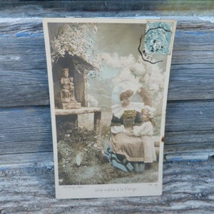 Cartão postal de fotografia real francês antigo de 1900/1910 / Une visite à la Vierge