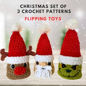 Puede incluir: Un conjunto de tres patrones de crochet para hacer juguetes de Navidad que se voltean. Los juguetes son un reno, Santa Claus y el Grinch. Cada juguete lleva un gorro de Papá Noel rojo con un pompón blanco.
