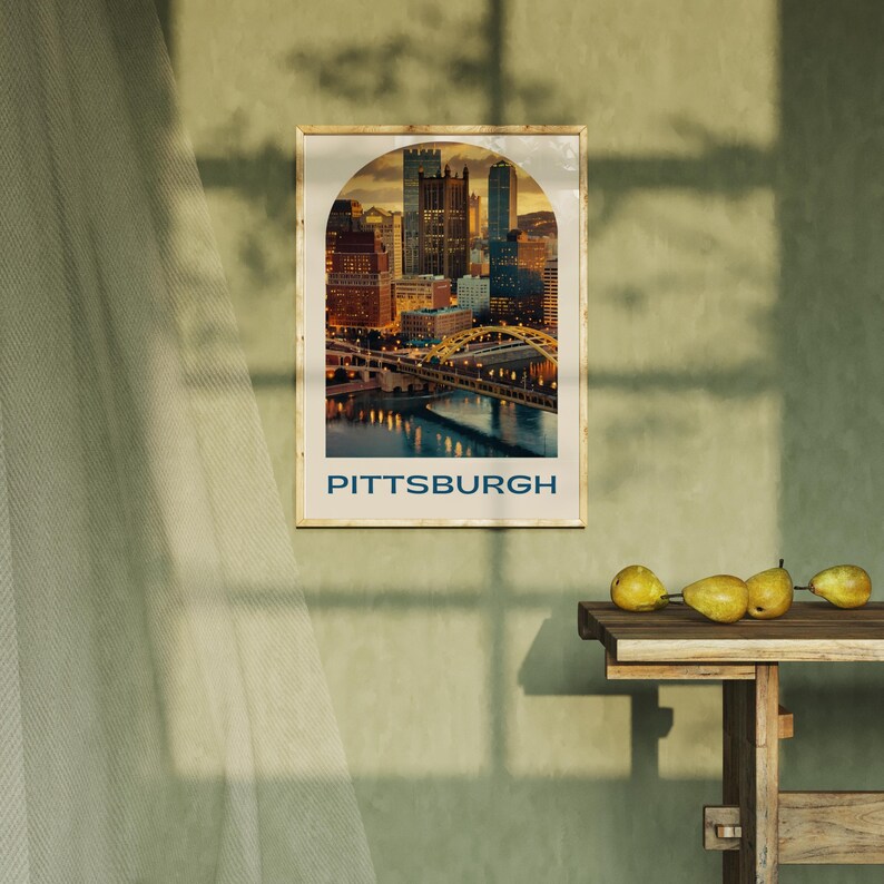 K&ouml;nnte beinhalten: Ein Vintage-Poster mit einem Foto der Skyline von Pittsburgh bei Sonnenuntergang. Das Poster hat einen braunen Rahmen und den Text "PITTSBURGH" in blauen Buchstaben unten.