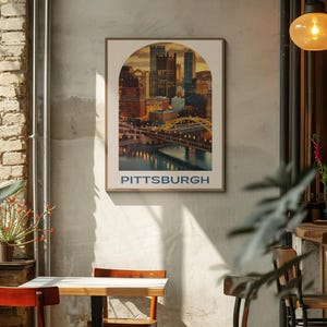 K&ouml;nnte beinhalten: Ein Vintage-Poster mit einer Stadtansicht von Pittsburgh, Pennsylvania. Das Poster hat ein gelbes und braunes Farbschema und zeigt eine Ansicht der Skyline der Stadt mit Br&uuml;cken und einem Fluss. Der Text "PITTSBURGH" ist unten auf dem Poster in Blau gedruckt.