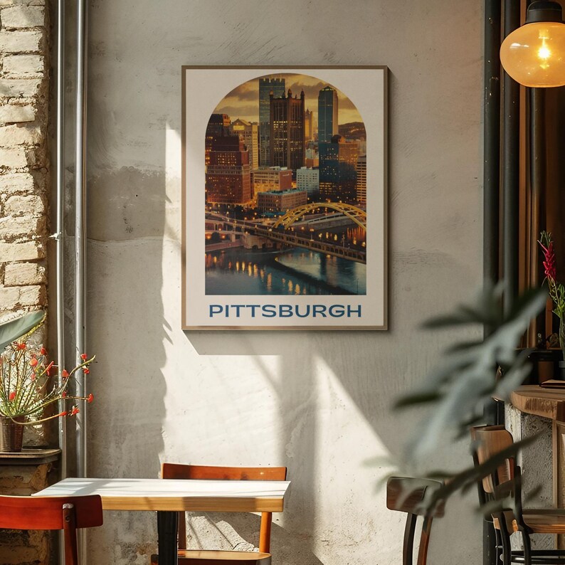 K&ouml;nnte beinhalten: Ein Vintage-Poster mit einer Stadtansicht von Pittsburgh, Pennsylvania. Das Poster hat ein gelbes und braunes Farbschema und zeigt eine Ansicht der Skyline der Stadt mit Br&uuml;cken und einem Fluss. Der Text "PITTSBURGH" ist unten auf dem Poster in Blau gedruckt.