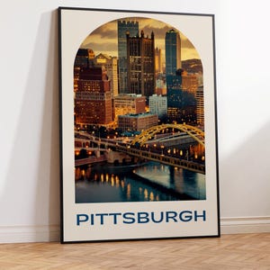 K&ouml;nnte beinhalten: Ein Vintage-Poster mit einer Skyline von Pittsburgh bei D&auml;mmerung. Das Poster hat einen Bogenrahmen und die Skyline der Stadt ist mit warmen Lichtern beleuchtet. Der Text "PITTSBURGH" ist unten auf dem Poster in Blau gedruckt.