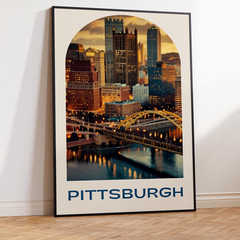 K&ouml;nnte beinhalten: Ein Vintage-Poster mit einer Skyline von Pittsburgh bei D&auml;mmerung. Das Poster hat einen Bogenrahmen und die Skyline der Stadt ist mit warmen Lichtern beleuchtet. Der Text "PITTSBURGH" ist unten auf dem Poster in Blau gedruckt.