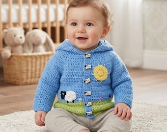 Könnte beinhalten: Ein Baby trägt einen blauen gehäkelten Kapuzenpullover mit einer gelben Sonne und einem weißen Schaf. Der Pullover hat schwarze Knöpfe und einen grünen und beigen Saum. Das Baby sitzt auf einem hellfarbigen Teppich.