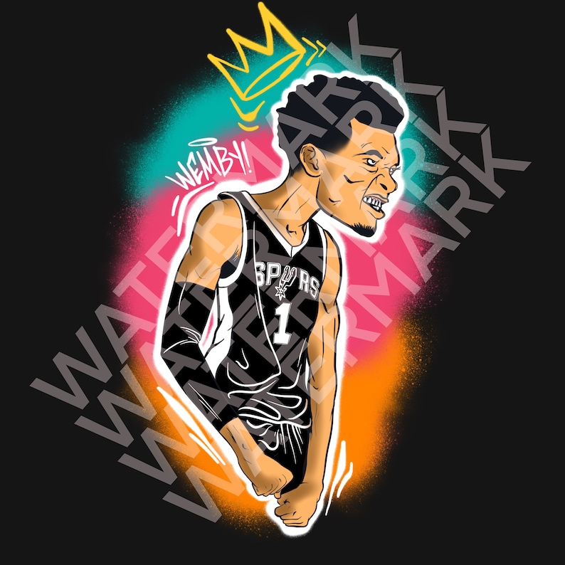Puede incluir: Una ilustraci&oacute;n digital de un jugador de baloncesto que lleva una camiseta negra y blanca con la palabra "SPURS" y el n&uacute;mero "1" en la parte delantera. El jugador lleva una banda negra en el brazo y tiene una corona sobre la cabeza. El fondo es un efecto de pintura en aerosol de colores con la palabra "WEMBY!" escrita en blanco.