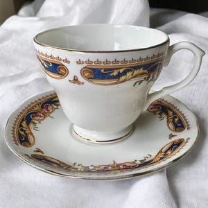 Puede incluir: Un juego de tres tazas de cerámica con un acabado moteado y mate. Las tazas son de color crema, marrón claro y marrón oscuro. Cada taza tiene un diseño sencillo y un asa redondeada.