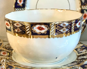 Antique 1900s Large Sugar or Slop Bowl - George Warrilow & Sons Queens China - White Bone China with an Imari Border Pattern..  *Light flaw