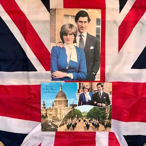 Paar übergroße Postkarten zur Feier der Hochzeit von Prinz Charles & Lady Diana im Jahr 1981