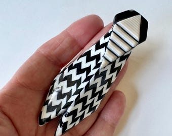 LEA STEIN Signed Cicada Brooch. Bold Zigzag Cevron Pattern. Cellulose Acetate Insect Pin. Vintage Statement.