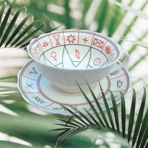 Tazza da tè e piattino per la lettura del futuro, la tazza della conoscenza, la tazza della conoscenza, la tazza della conoscenza, la tazza della lettura delle foglie di tè, il motivo a stella, la porcellana bianca, la forma larga e l'astrologia.