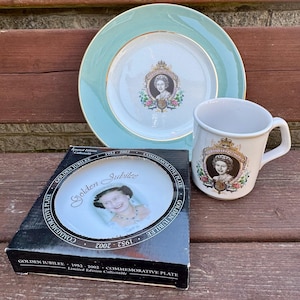 Oferta especial. Um Chá Real/Armário de Colecionador. 3 itens para comemorar o 11º Jubileu de Prata da Rainha Elizabeth II (1977) e o Jubileu de Ouro (2002).