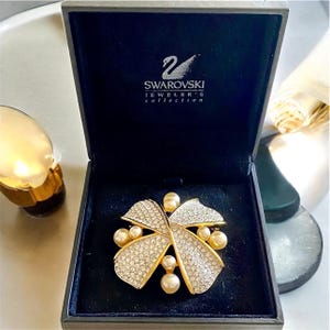 Large Signed Swarovski Brooch. Gold Tone, Clear Sparkling Crystal Rhinestones, Faux Pearls Detail. 1980s Statement Pin. In Original Box.
