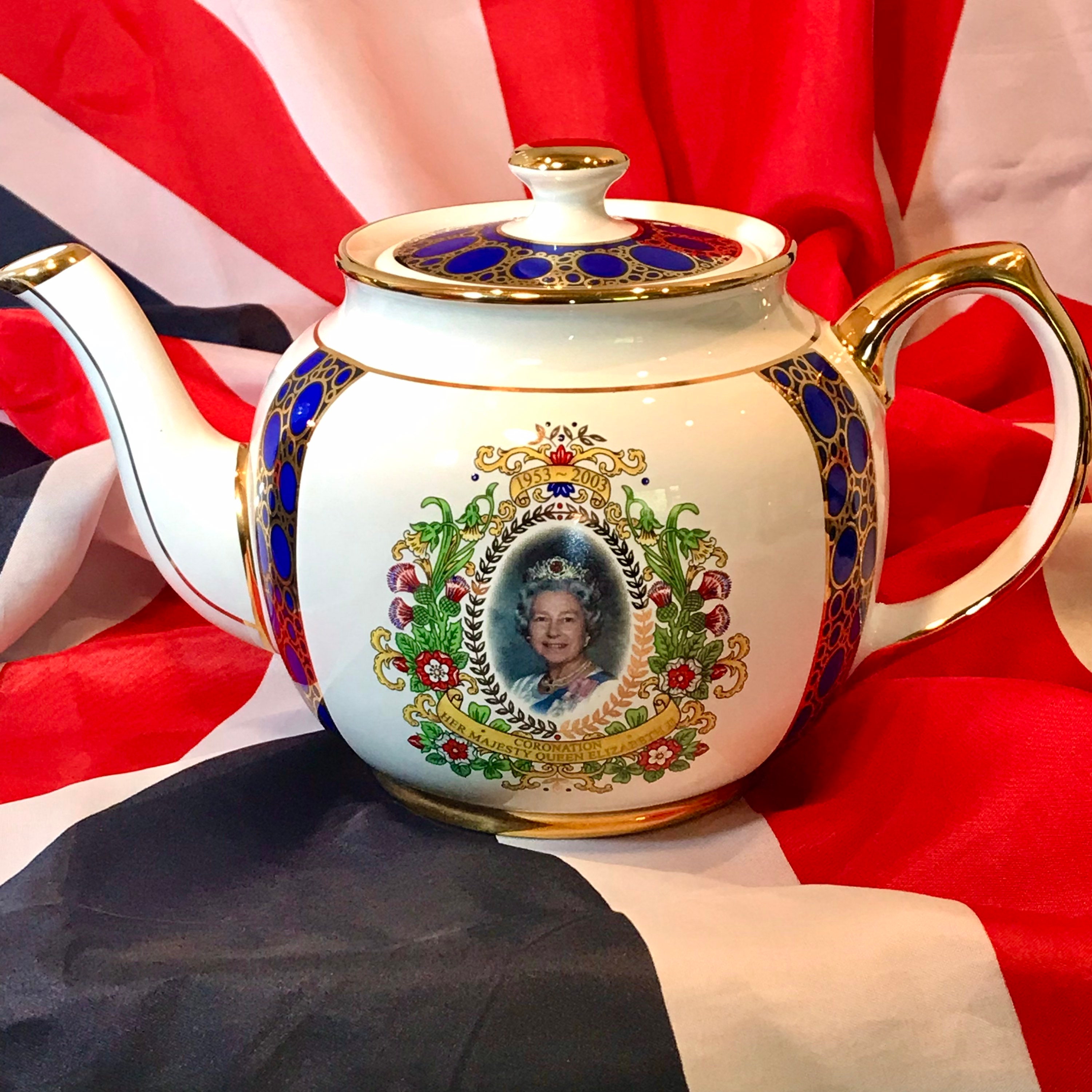 Teapot to Celebrate Queen Elizabeth II Coronation in 1953 / Golden