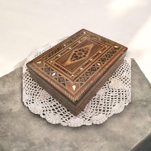 Boîte en bois vintage pour bibelots, nic-nacs, cartes, trésors - Marqueterie de micro mosaïque incrustée, mélange de tons de bois naturel nacre blanche