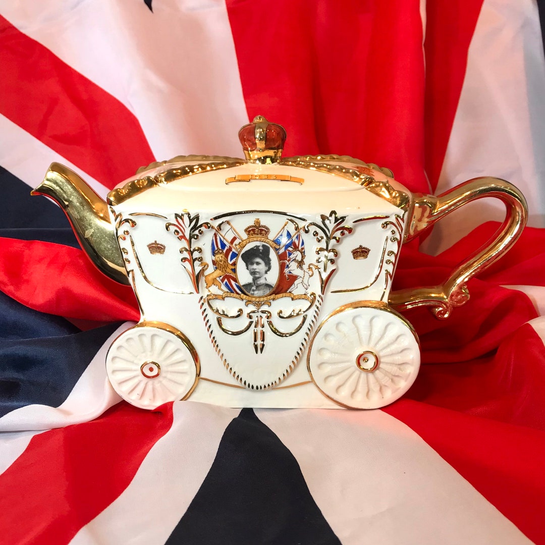 The Royal Coach Teapot. Queen Elizabeth 11 Coronation Carriage 1953