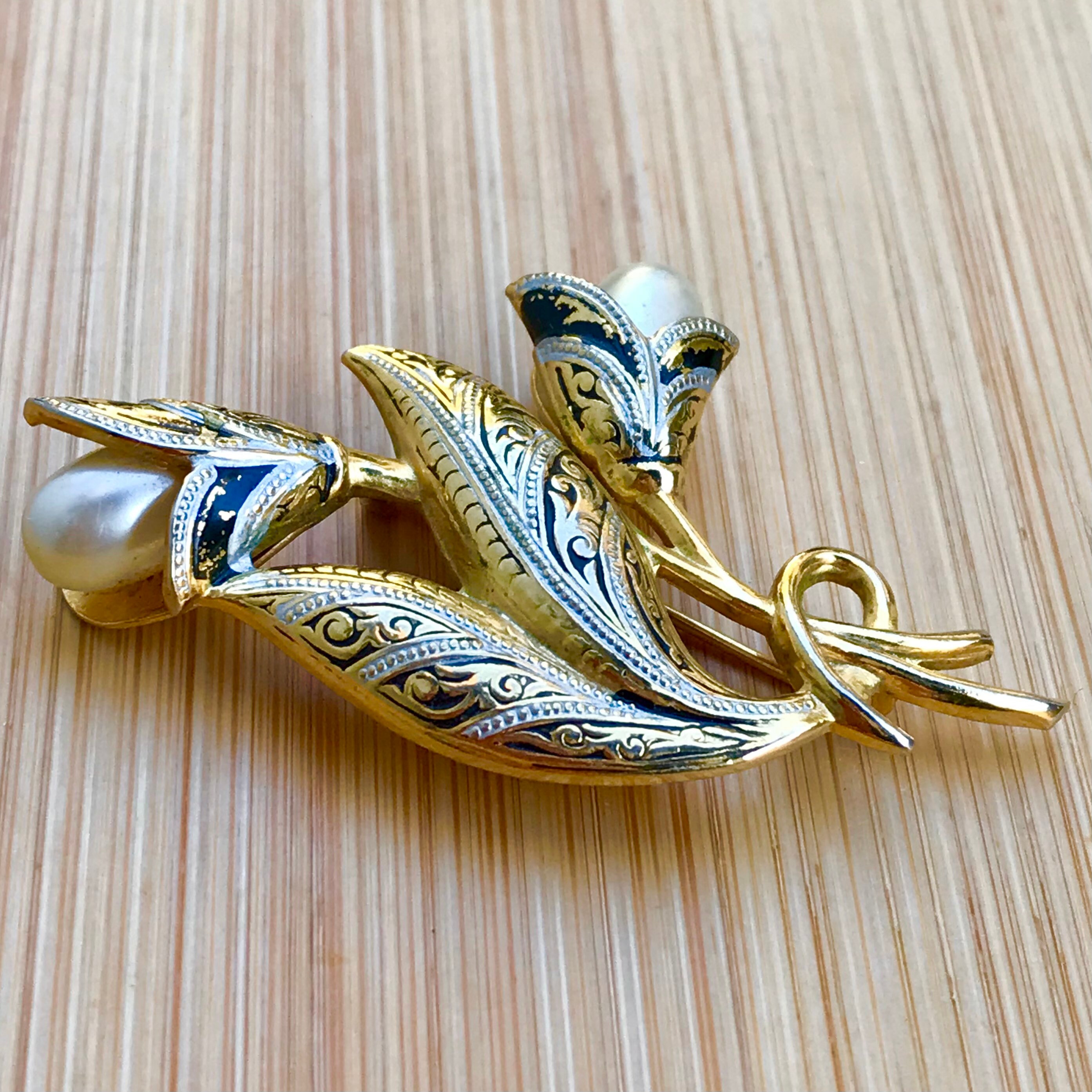 Broche Damasquinée Or De Tolède - Fleur Avec Feuilles, Tige Dorées Et Cœur Perle Nacrée - État Parfait