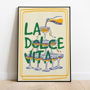 La Dolce Vita Poster, Retro italienischer Cocktaildruck, Champagnerturm Wandkunst, Buntes Küchen- oder Bardekor, lustige Prosecco-Illustration