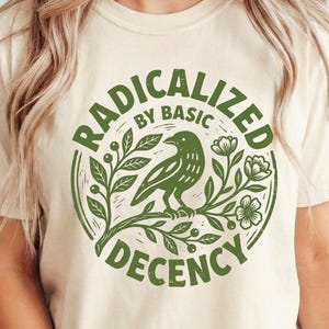 基本的な良識によって過激化したコンフォートカラーズ®Tシャツ、政治活動家シャツ、フェミニストステートメントトップス、リベラルな服