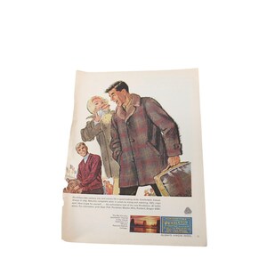 Könnte beinhalten: Vintage-Werbung mit Illustrationen von Personen, die Pendleton-Mäntel tragen. Die Hauptfigur ist ein Mann in einem braun-roten karierten Mantel, der einen Koffer hält. Die Anzeige enthält Text über die Marke und ihre Produkte.