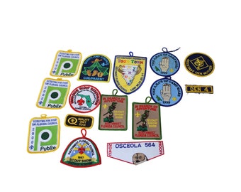 Może przedstawiać: Zbiór kolorowych haftowanych naszywek z motywami harcerskimi, w tym "Scout Show", "In Search of Adventure", "The ABCs of Camp Miles" i "Too Town".
