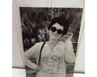 Photographie vintage Jolie Jeune Femme Lunettes De Soleil Noir Blanc 23052