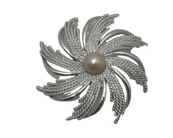 Vintage Silvertone Swirling Flower Brooch Sarah Coventry Faux Pearl Silver 24624