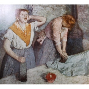 Op de afbeelding: Impressionistisch schilderij met twee vrouwen. Eén gaapt, houdt een fles vast, draagt een witte blouse, een oranje sjaal en een blauwe rok. De ander strijkt een lichtblauw kledingstuk, draagt een roze blouse en een blauwe rok. Een rood object ligt op de tafel.