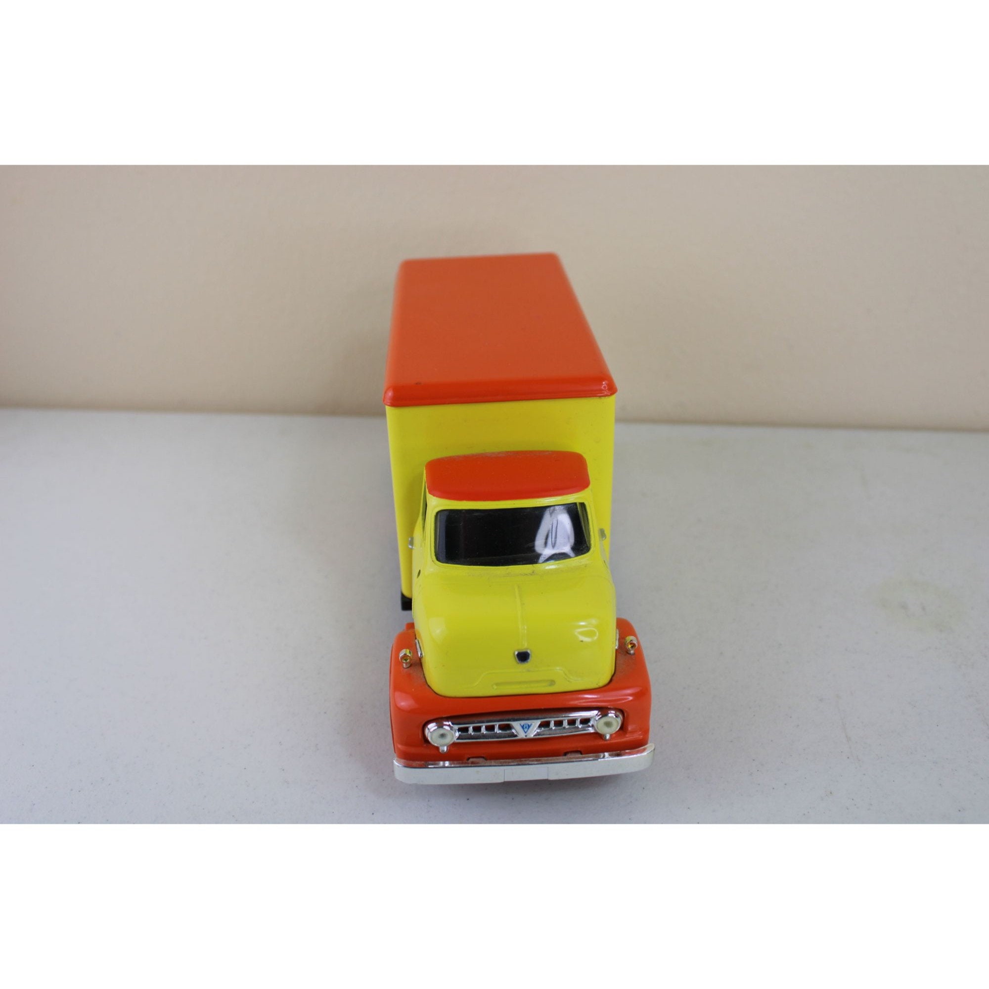 【アメリカン雑貨】ERTL FORD Amazon.com: ERTL 1/64 Ford 5000 Wide Front with FFA Logo