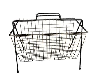Revistero vintage moderno de mediados de siglo de metal negro dorado 26505