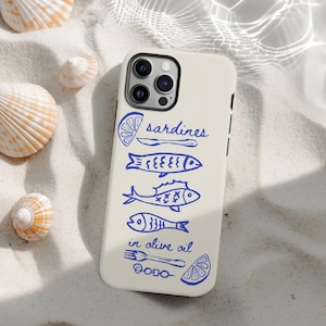 Può includere: Custodia bianca per iPhone con un'illustrazione blu di sardine in olio d'oliva. L'illustrazione include una fetta di limone, una forchetta e un coltello.