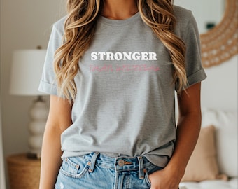 Camiseta "Más fuerte que ayer", camiseta de fitness, camiseta de levantamiento de pesas, camiseta motivacional, ropa de fitness, camiseta de entrenamiento para mujer, camiseta de gimnasio