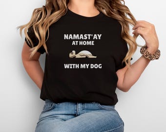 Camiseta "Namast'ay en casa con mi perro" - Camiseta unisex, camiseta para amantes de los perros, camiseta de yoga, camiseta para quedarse en casa, regalo para dueños de perros