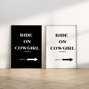 Zestaw 2 nowoczesnych minimalistycznych modeli Ride On Cowgirl Typology - cyfrowy plakat do pobrania - dekoracja wózka barowego - akademik - fajna estetyka dziewczyny