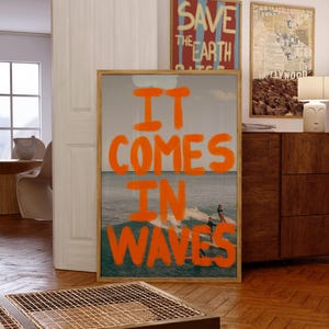 It Comes In Waves Surf Beach Coastal Printable Wall Art Poster downloadbare bestanden typografie