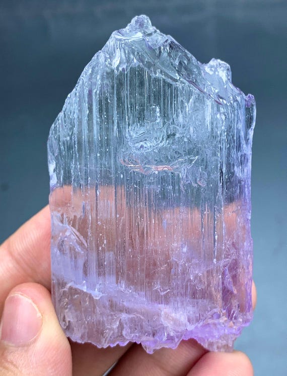 V字型にカットされたピンク色のクンツァイトクリスタル 天然のピンク色のクンツァイトクリスタル。 V字型にカットされたピンク色