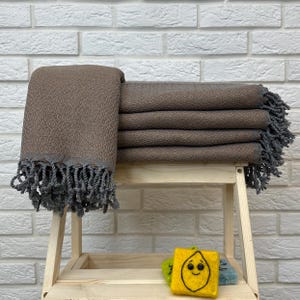 Serviette turque peshtemal 40 x 70, peshtemal turque personnalisée 40 x 70 po, serviette turque brune et grise, serviette à séchage rapide, serviette de plage sans sable,
