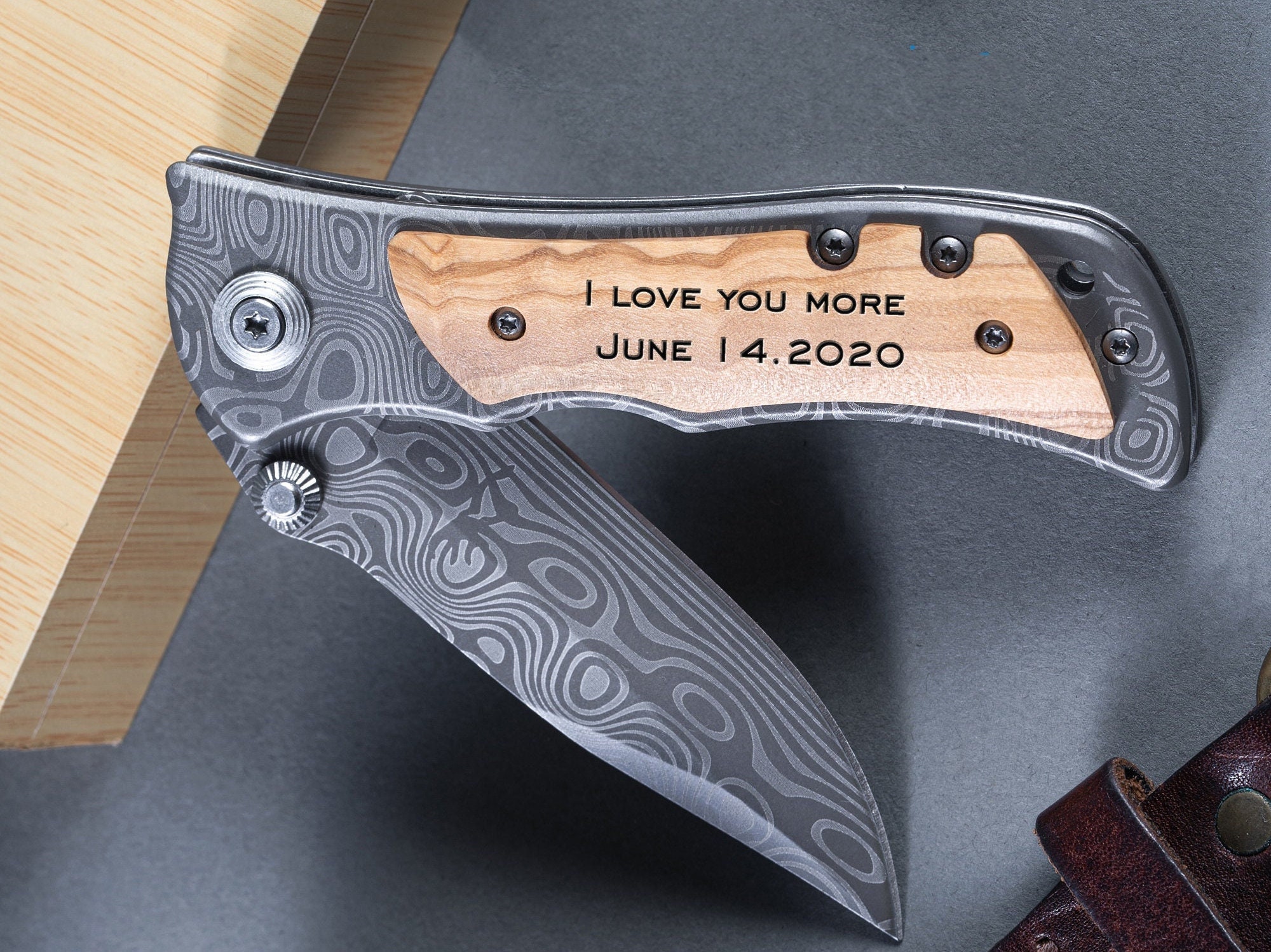 Coltello pieghevole personalizzato: manico in legno inciso, regalo per gli sposi