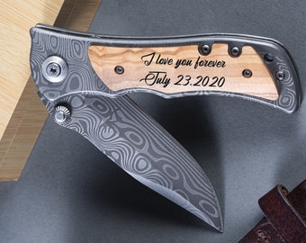 Coltellino tascabile personalizzato con manico in legno: regalo per gli sposi con incisione