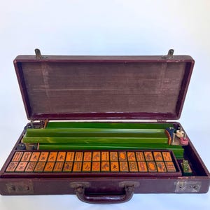 RARE 1940’s Met games Catalin Mahjong set, original Case green enrobed Butterscotch 147 Tiles MultiColor Trays mahjong, mah jongg