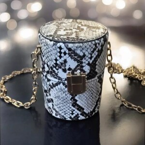 Bolso bandolera Mini Snake Tote Bag con herrajes dorados en blanco y negro