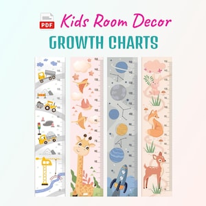 Puede incluir: Cuatro coloridas tablas de crecimiento para niños, cada una con un tema diferente. Los gráficos incluyen ilustraciones de vehículos de construcción, una jirafa, planetas y animales del bosque. El texto "Kids Room Decor GROWTH CHARTS" está en la parte superior.