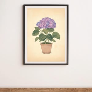 Peut inclure: Une illustration encadrée d'un plant d'hortensia en pot avec des fleurs violettes et des feuilles vertes sur un fond jaune clair.