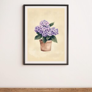 Puede incluir: Una ilustración enmarcada de una planta de hortensia morada en maceta con hojas verdes sobre un fondo crema.
