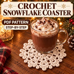 Puede incluir: Un posavasos de ganchillo color crema con forma de copo de nieve bajo una taza de cristal con chocolate caliente, nata montada y virutas de chocolate. El texto CROCHET SNOWFLAKE COASTER, PDF PATTERN y STEP-BY-STEP es visible en la imagen.