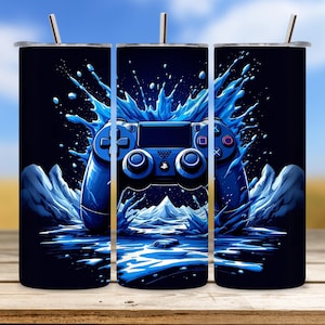 Puede incluir: Un mando de videojuegos azul y negro con agua salpicando a su alrededor. El mando está sobre un fondo negro con un diseño azul y blanco.