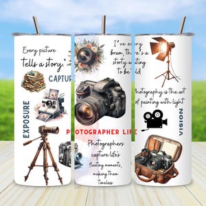 Puede incluir: Tres vasos blancos con texto negro e imágenes de cámaras, películas y equipos de iluminación. El texto en los vasos dice "Every picture tells a story. Capture Exposure", "Photographer Life. Photographers capture life's fleeting moments, making them timeless", y "I've every bram, there's a story waiting to be told. Photography is the art of painting with light. Vision".