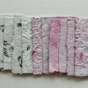Set di dodici carte riciclate fatte a mano con texture in rilievo 4x6
