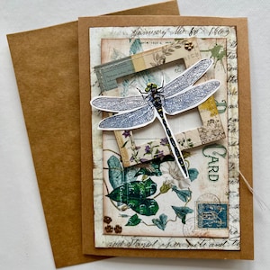 Cartão postal vintage colado com flores e libélulas, cartão em branco, feito à mão