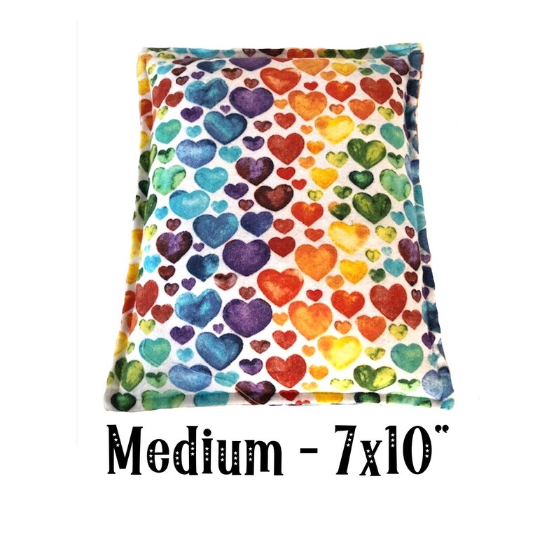 Pu&ograve; includere: Un cuscino termico rettangolare di medie dimensioni con sfondo bianco e un motivo arcobaleno di cuori ad acquerello. Il cuscino termico misura 17,8 cm per 25,4 cm. "Medium - 7x10" &egrave; stampato sotto il cuscino termico.