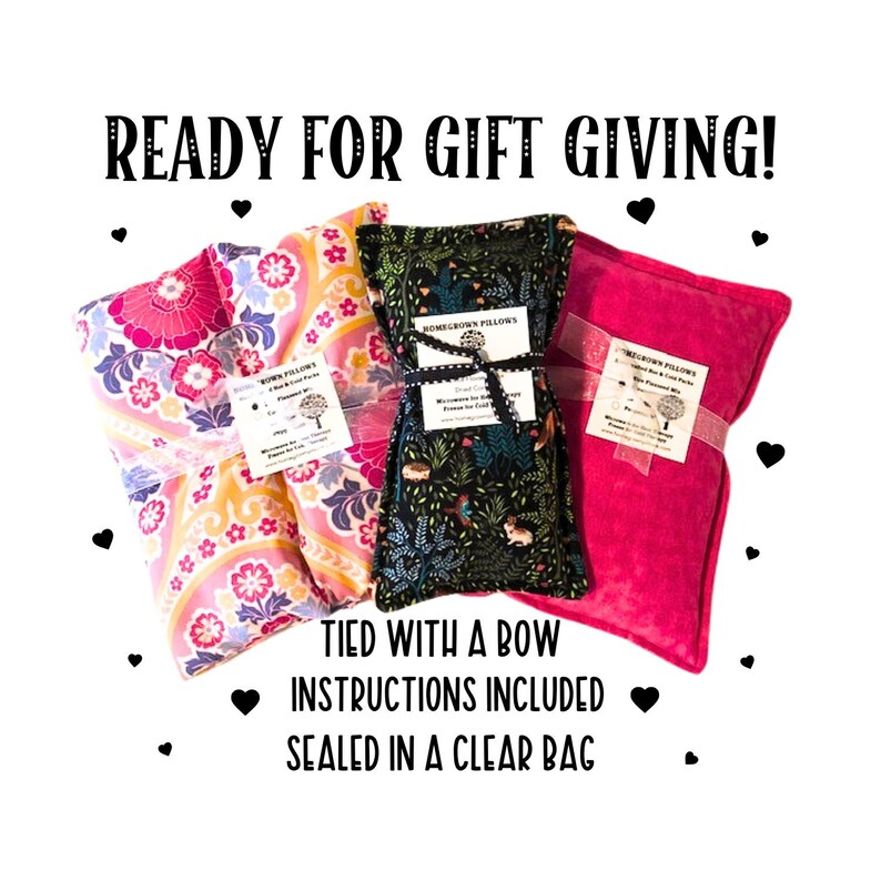Pu&ograve; includere: Tre impacchi caldi avvolti in tessuto con diversi motivi. Gli impacchi caldi sono legati con un nastro e pronti per essere regalati. Il testo "READY FOR GIFT GIVING!" &egrave; nella parte superiore dell'immagine. Il testo "TIED WITH A BOW INSTRUCTIONS INCLUDED SEALED IN A CLEAR BAG" &egrave; nella parte inferiore dell'immagine.